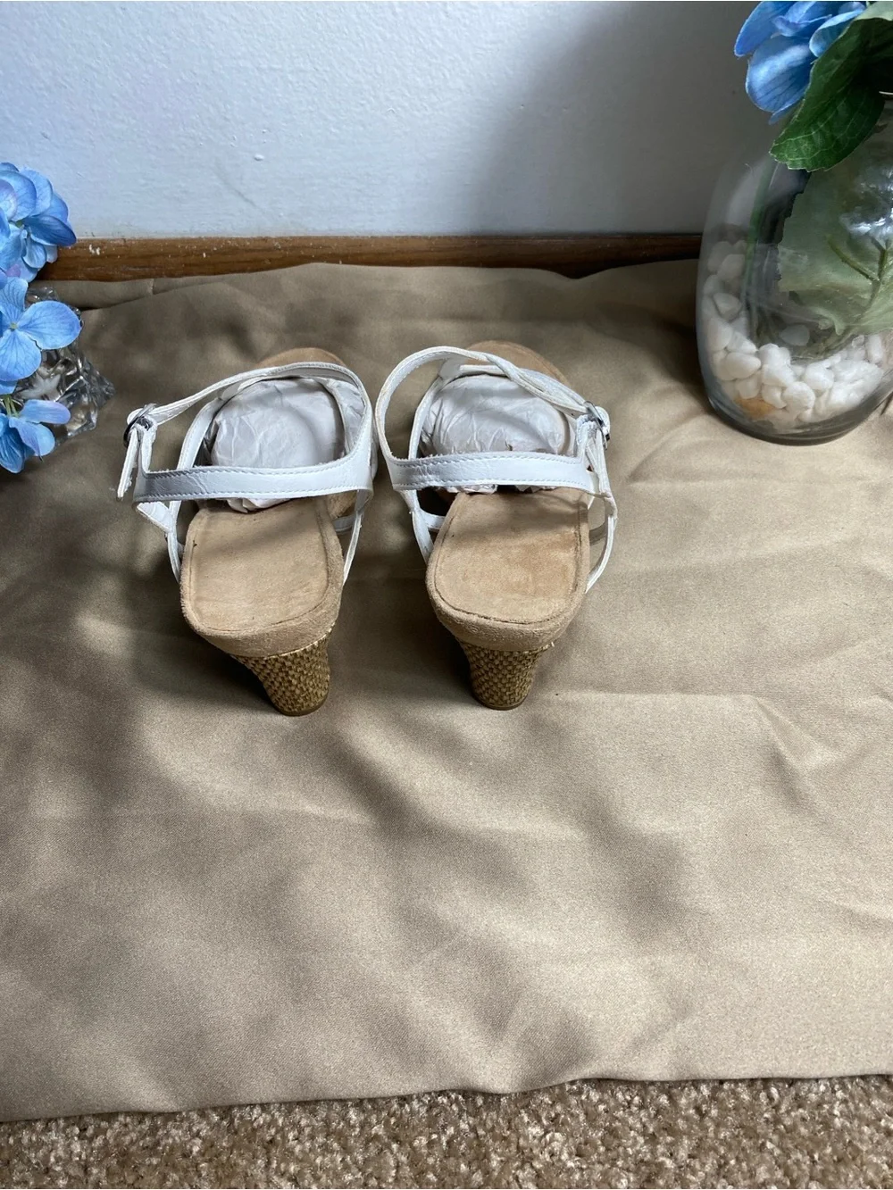 Kelly & Katie white strappy wedge sandals Size 7.5